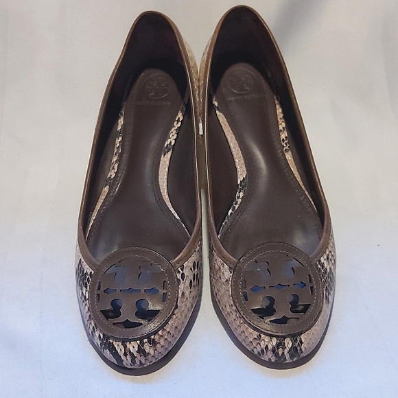 Tory Burch Shoes - TORY BURCH LEATHER FLATS!